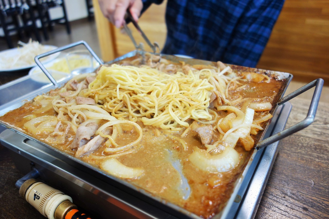 由仁町 名物元祖みそホルモンの名店「東京ホルモン」でホルモン食べ