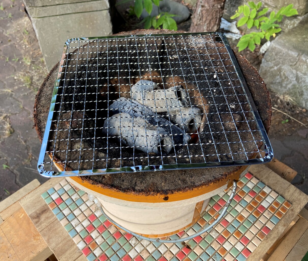 4連休のお楽しみは家族そろっての家でのbbq 4人なら七輪がちょうどいい Rubis Life