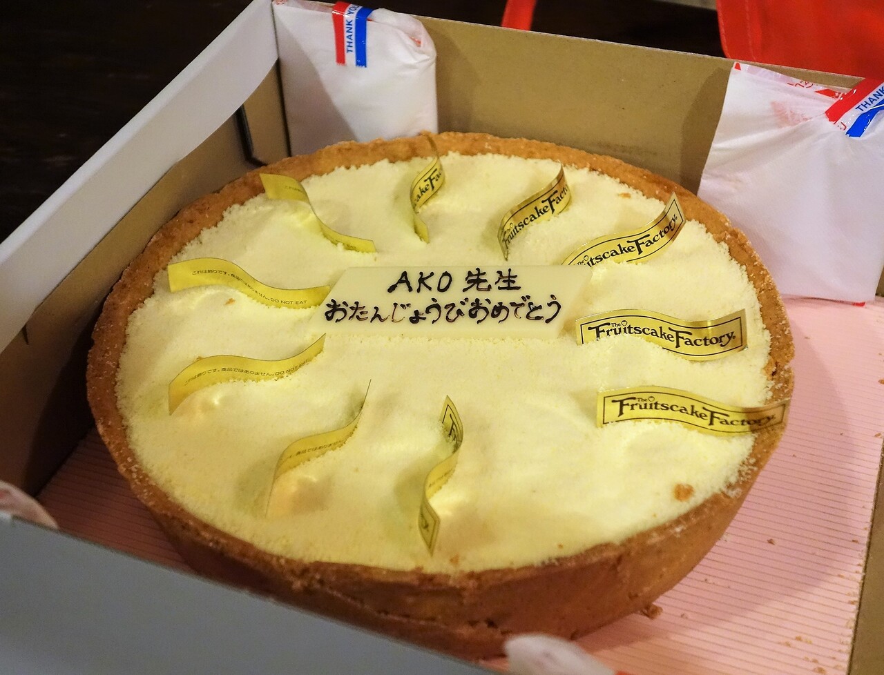 奥様の誕生日は 美味しいワインとフルーツケーキファクトリーのチーズケーキでお祝い ブルーベリーのせ放題はなんというぜいたく Rubis Life