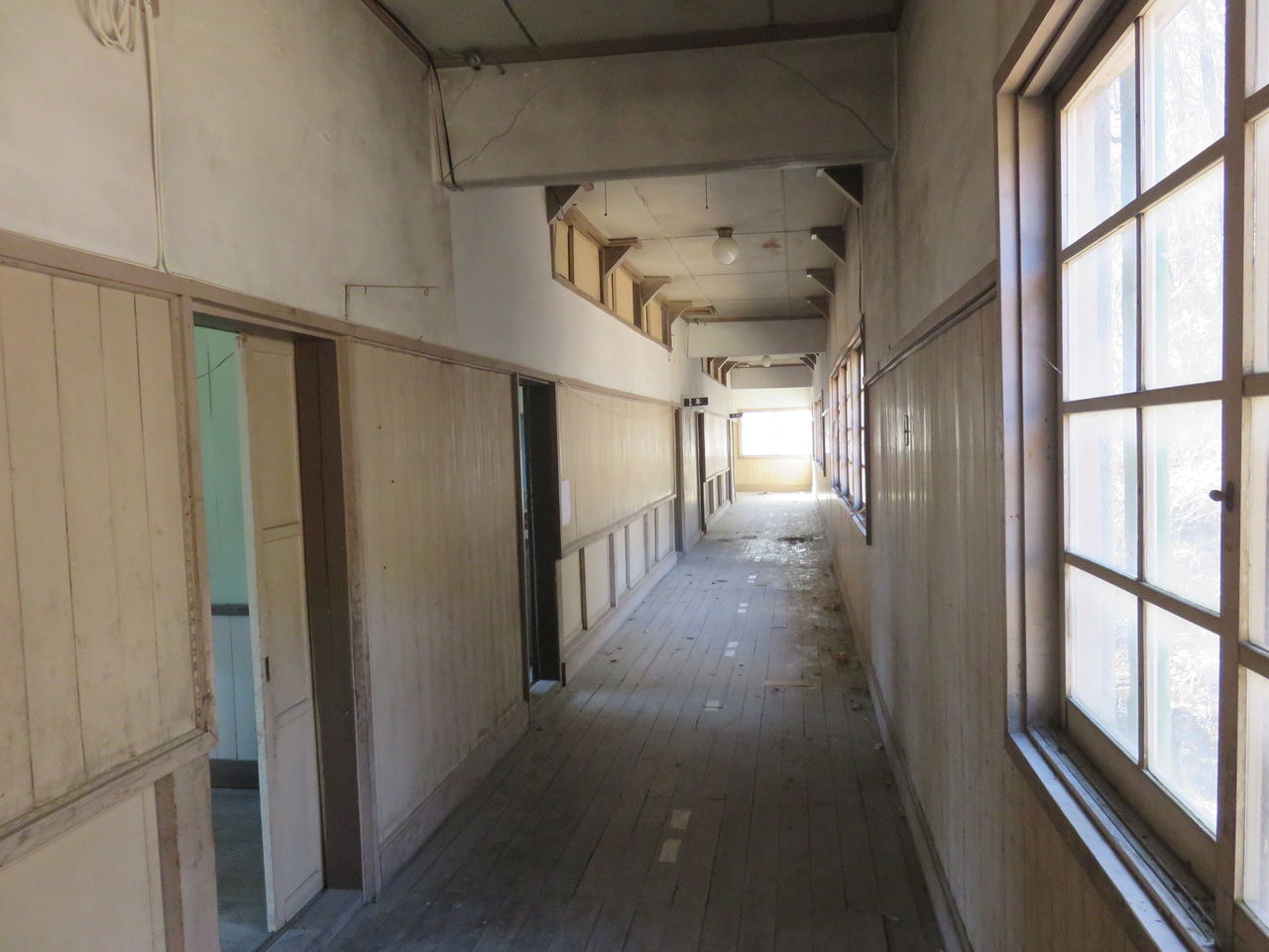 1 4 廃墟 Exa小学校とアニメ映画色々 オバサンヘアーでゴーゴー