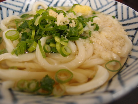 香川　製麺所でうどんを食べる１