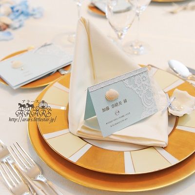 貝殻の席札とメニュー表が私達の結婚式のテーマ 海の結婚式 を強調してくれました お写真紹介 ワンランク上のウエディングに 結婚式 の価値が上がる ふたりの想いが伝わるペーパーアイテム