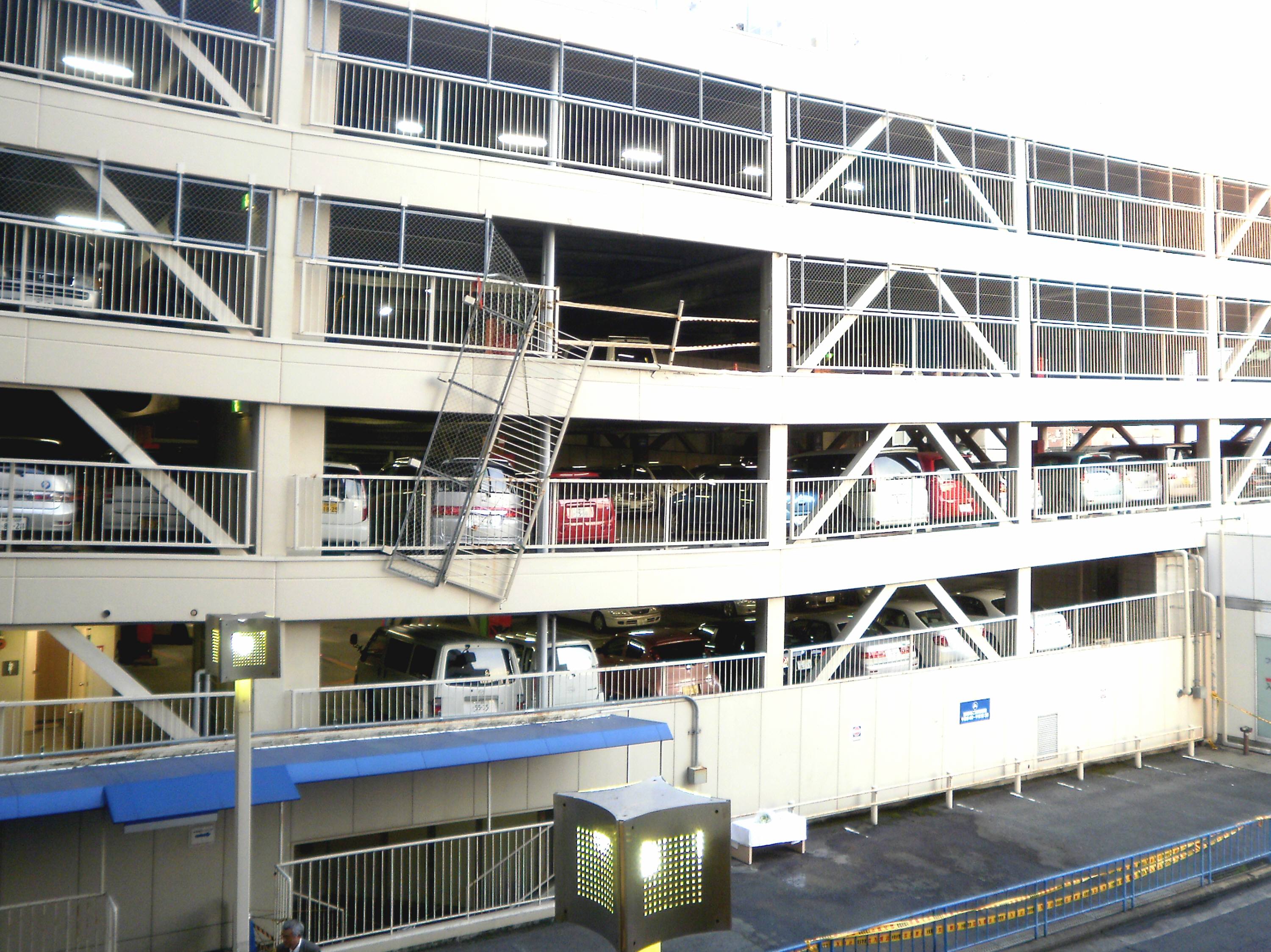 八尾でアクセル踏み間違い 墜落死 Mojoな私