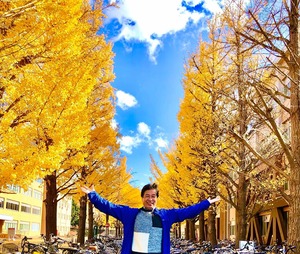 山大イチョウ並木で両手