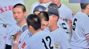 試合終了後、健闘を称え合う両校選手