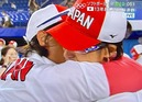 上野投手宇津木監督と抱き合っての涙