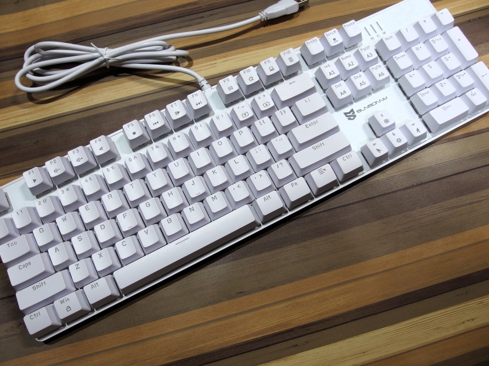 全て一年前に購入しました 正規品のペンシルと14000円ほどで購入したキーボード Amazonで売っている激安メカニカルキーボード「N-J9PRO」 : Game Arcadia