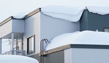 雪国でもフラットな屋根 寒いのに大きな窓 デザイン自由度が増す 建築家が設計した注文住宅の本音をブログにまとめました 雪国でもフラットな屋根 寒いのに大きな窓 デザイン自由度が増す 建築家が設計した注文住宅の本音をブログにまとめました