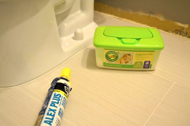  em bé lau sạch caulk 