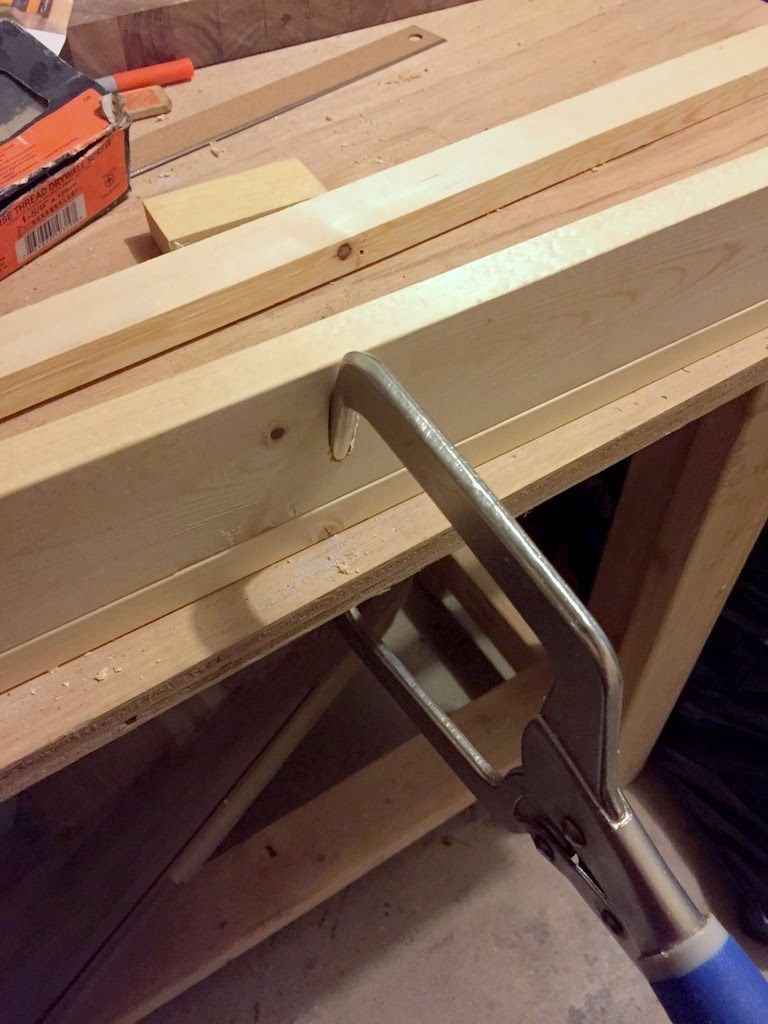  kẹp và vặn các đinh tán lại với nhau bằng cách sử dụng kreg jig 