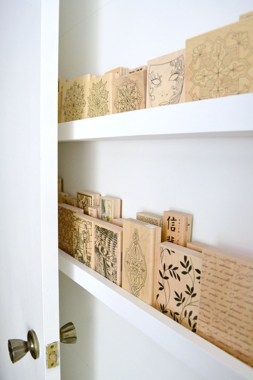  gờ văn phòng - lưu trữ thông minh sau cánh cửa - cách khắc phục không sử dụng không gian bị lãng phí cánh cửa. Thay vào đó, tôi đã sử dụng 1x3 cho đáy và mặt sau của mỗi gờ, điều này cũng giúp giảm chi phí xuống còn khoảng 4-5 đô la mỗi gờ (vì tôi sẽ sơn chúng, tôi đã chọn những tấm gỗ thông có chất lượng tốt hơn một chút [bạncóthểtạoranhữngdảinàybằngcáchxémộtsốtấmgỗMDFnócũngsẽvẽrấtđẹp)</p> <p><img data-pin-description=