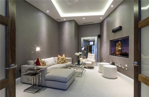 Trong nhà còn có phòng sinh hoạt chung nhỏ, ấm áp. Biệt thự đang được rao bán với giá 4,5 triệu bảng.