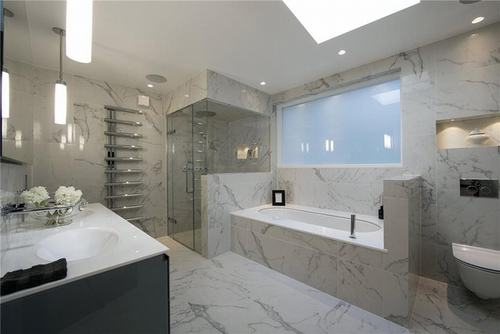 Phòng tắm với đầy đủ bồn tắm, khu tắm đứng, giá treo đồ lớn.