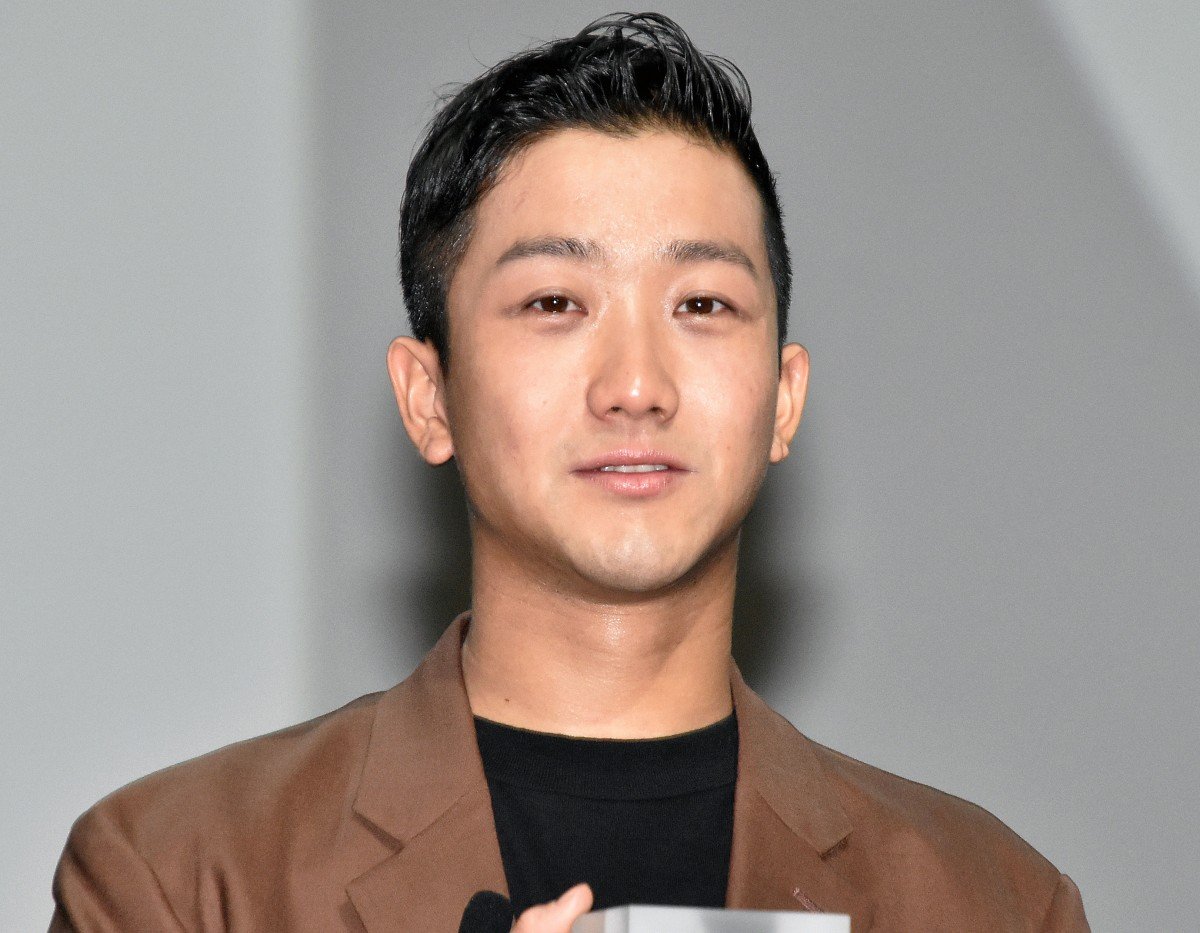 【芸能】瑛人、海の家で働きながら歌ってるやんけ！草