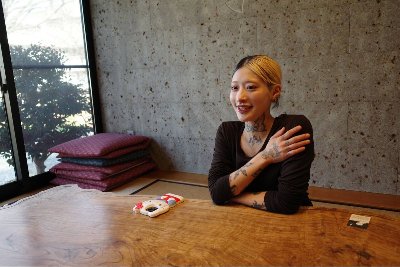 【話題】タトゥー美人の調理映像が炎上中ｗｗネットで議論沸騰ｗｗ