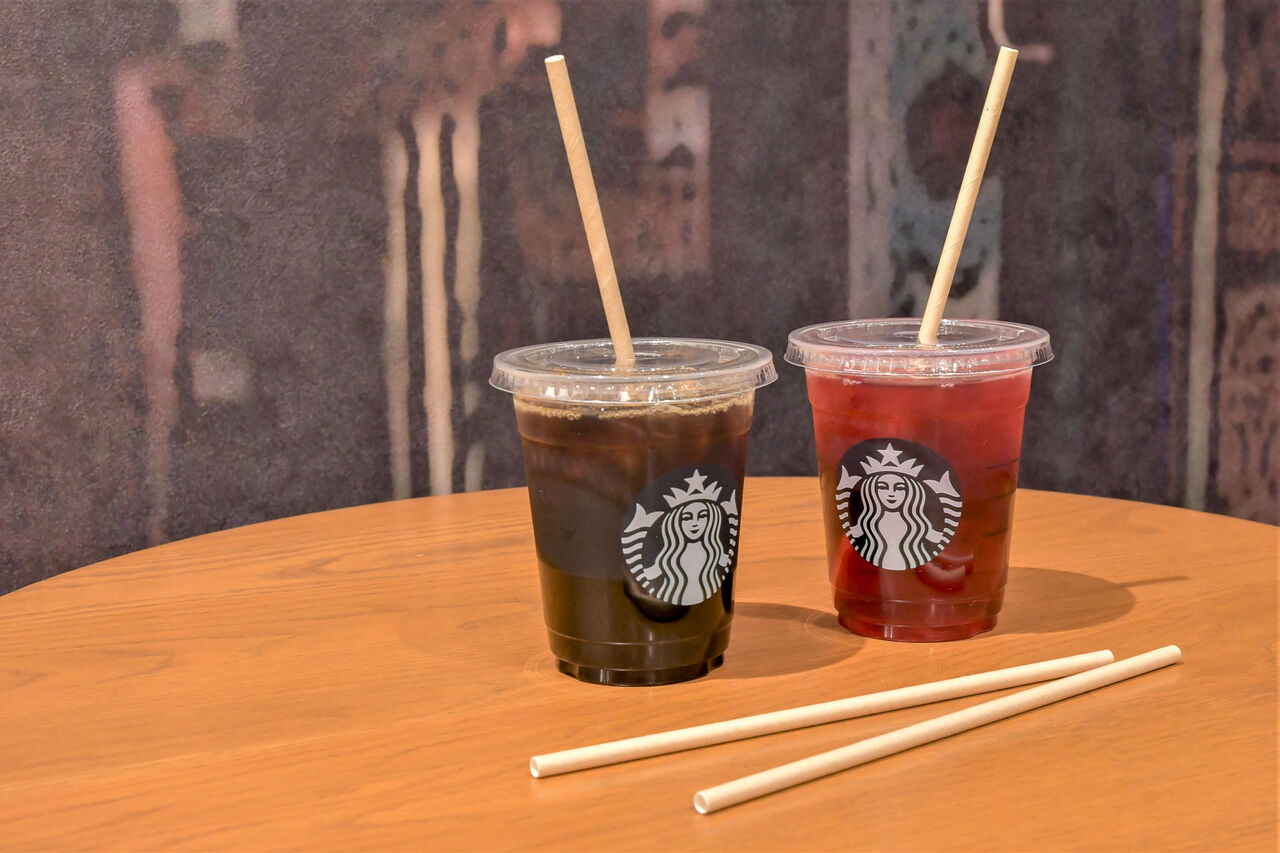 【話題】スタバの今日から紙ストロー廃止に対する街の反応とは？