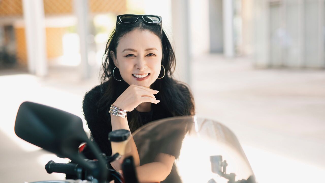 【芸能】国生さゆり、カワサキの真っ赤なバイクとの「2ショット」に反響多数