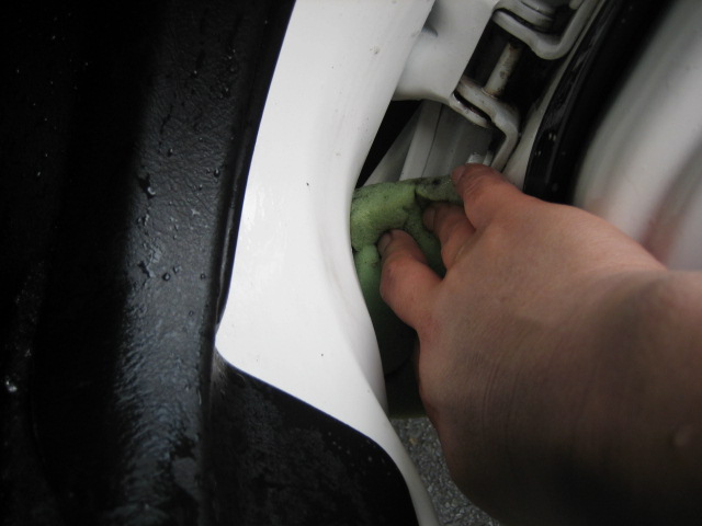 母の車のドアヒンジを汚れ落とし シロウトの車磨き ディテイリング