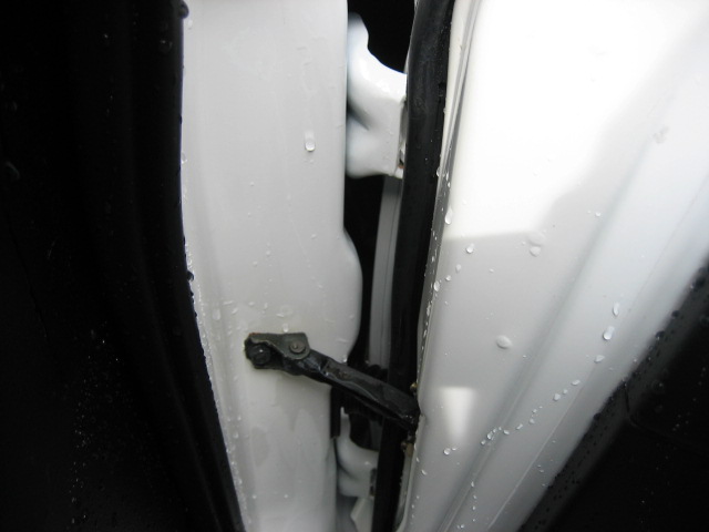 母の車のドアヒンジを汚れ落とし シロウトの車磨き ディテイリング