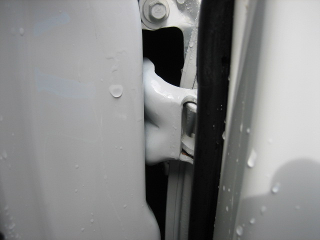 母の車のドアヒンジを汚れ落とし シロウトの車磨き ディテイリング