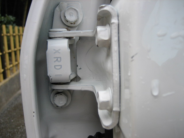 母の車のドアヒンジを汚れ落とし シロウトの車磨き ディテイリング