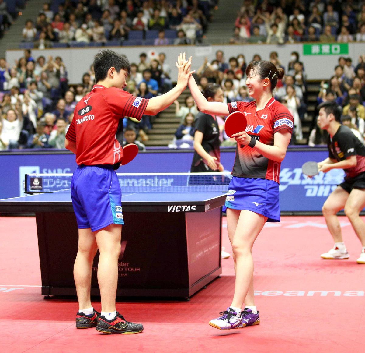 卓球張本くん(15)勝利で女子ペアとハグ→思い切り引かれてしまう