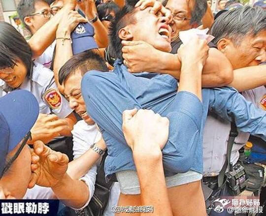 猫を虐殺した犯人、裁判所から出て来た所、猫好きに取り囲まれ虐待される