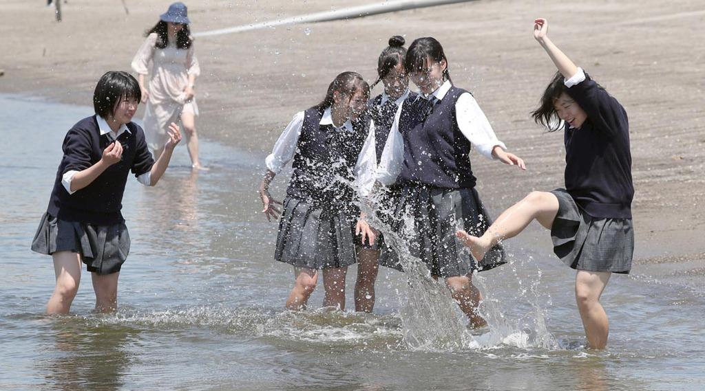 JKが生足で海水を蹴り上げて遊ぶ様子を産経新聞が激写 #画像