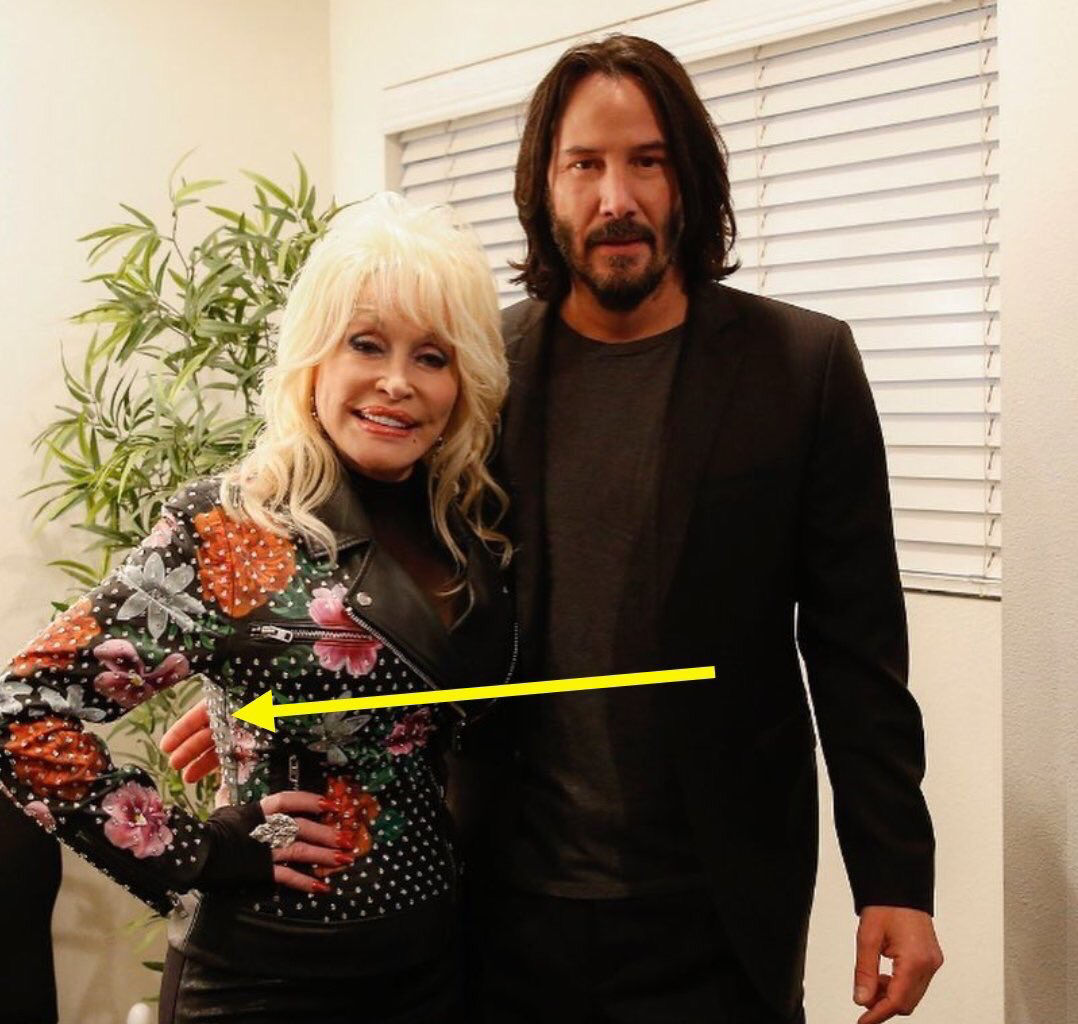 キアヌ・リーブスさん、女性との写真撮影で、ある行動がネットで話題に!MeeTooを避けるためか?
