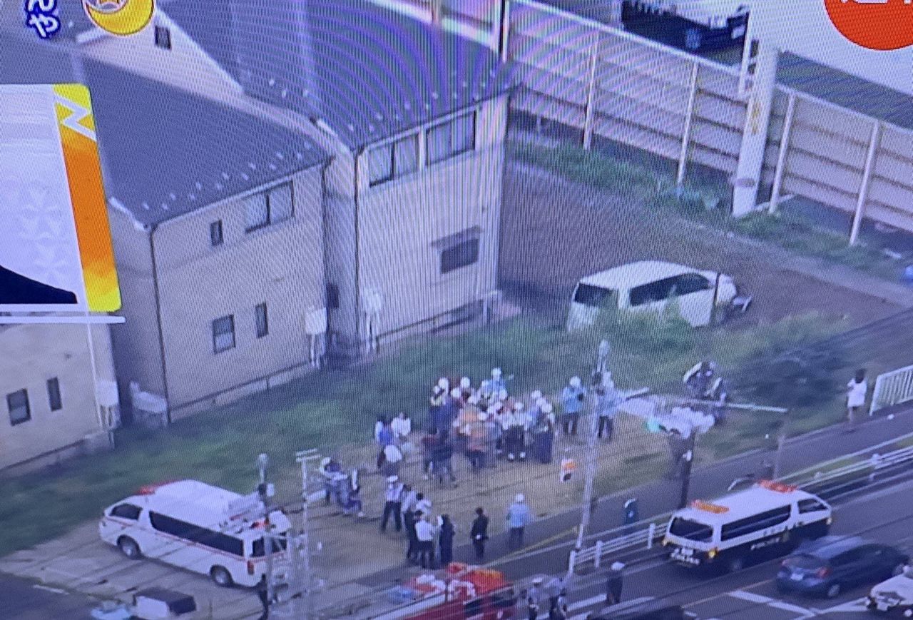 町田市で車が歩道にツッコミ歩行者を次々はねる。小学生など5人が #速報