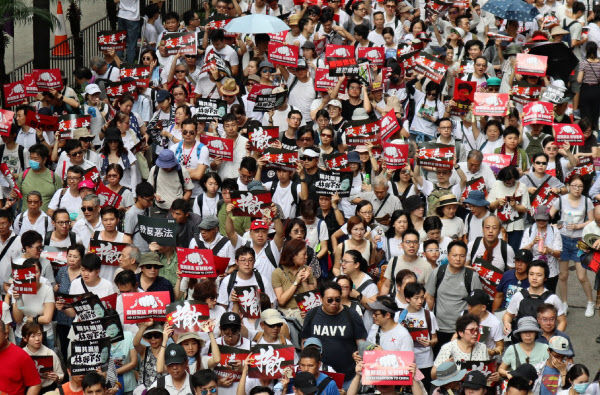 香港、100万人が警察などを襲撃中、天安門と叫んだ政治犯を北京に移送しようとした結果 #速報