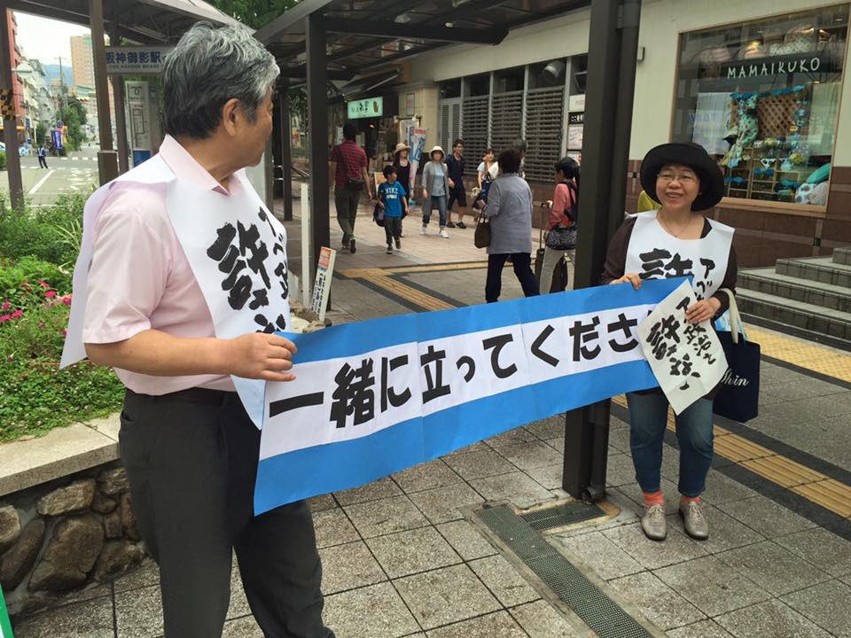「一緒に立って下さい」駅前で呼びかけるご老人見て見ぬふりでスルーの若者たちなぜなのか #画像