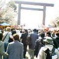060403靖国神社に向かう人の群れ