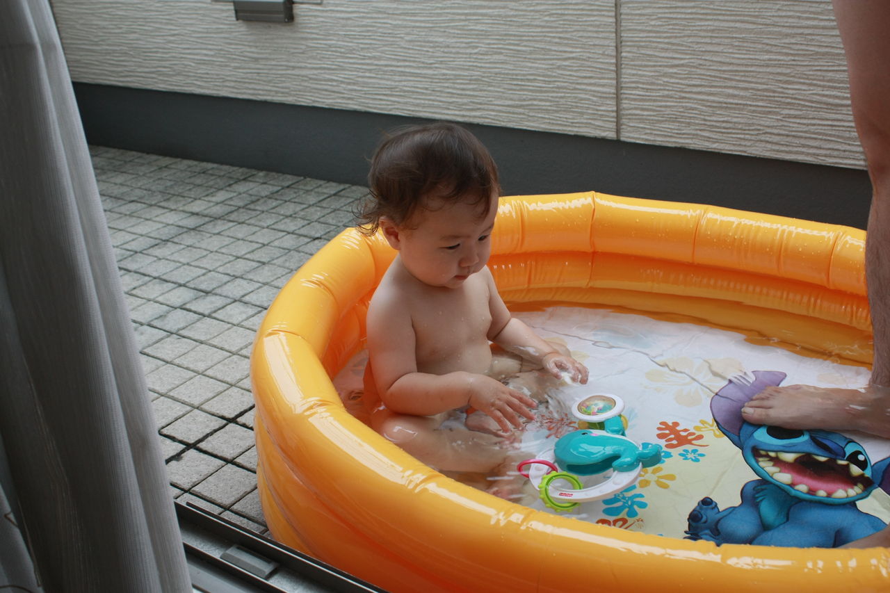 水遊び　ベランダ　はだか 