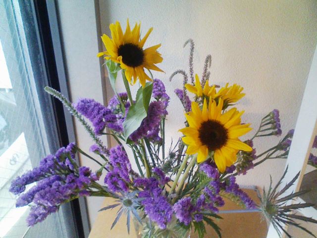 いけばな スターチスとひまわり アロタン アロマテラピーの語源のお話