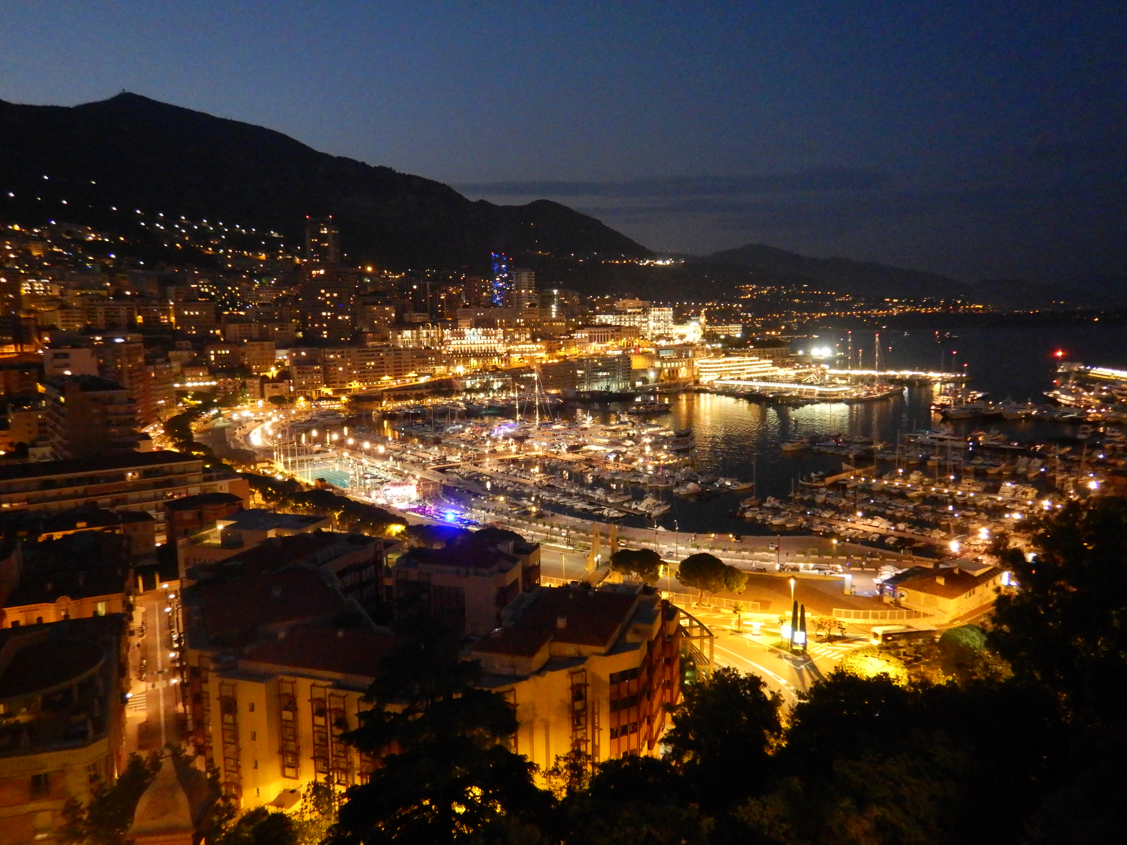 7 24 ニースから5時間の電車移動でイタリアとの国境の都市メントンへ モナコの夜景 タビソダチ 365日子連れで世界をぶらり