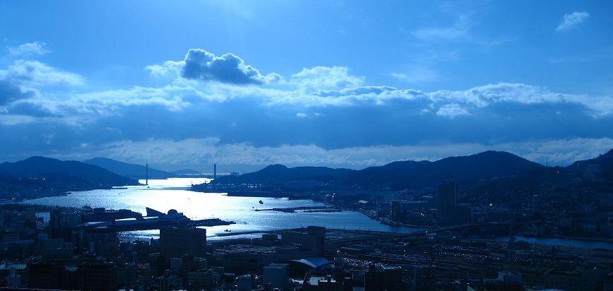 退職した大工がファンタジーの世界からインスピレーションを得た家具を作る