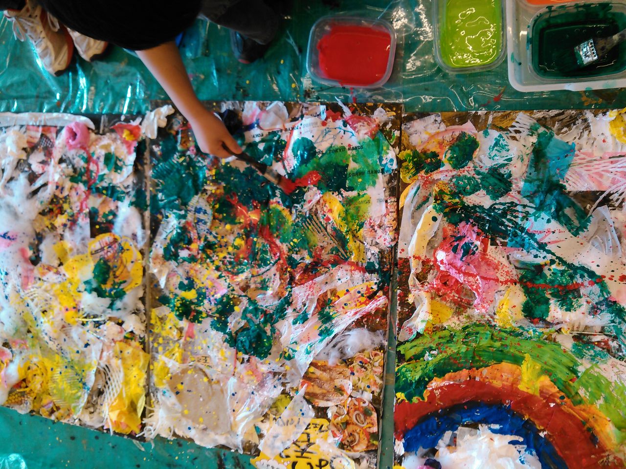 みんなで大きな絵を描こう 色を重ねました アートあそびラボ