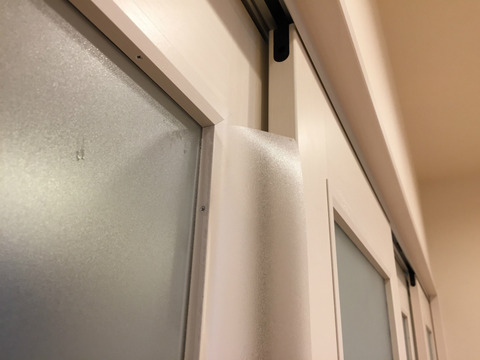 フォグラスシートの貼り作業中