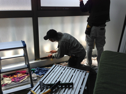 フォグラスシートの貼り作業中