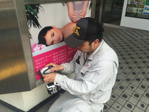 アクリルパネルを設置中