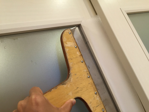 フォグラスシートのカット作業