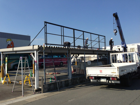 看板面背後に補強柱を固定している作業中