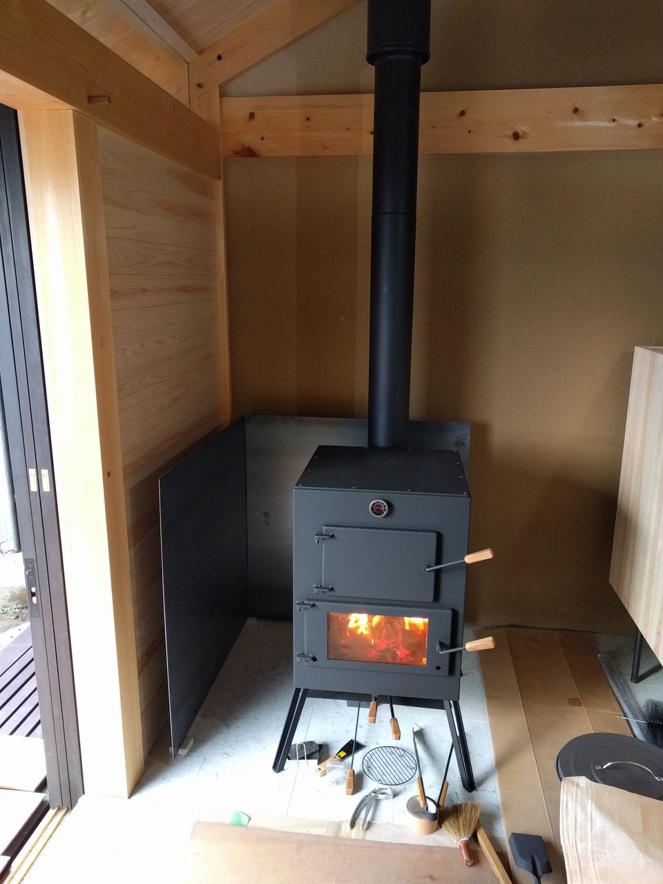 日本の住宅に最適な薪ストーブとは何か 鉄と木の店