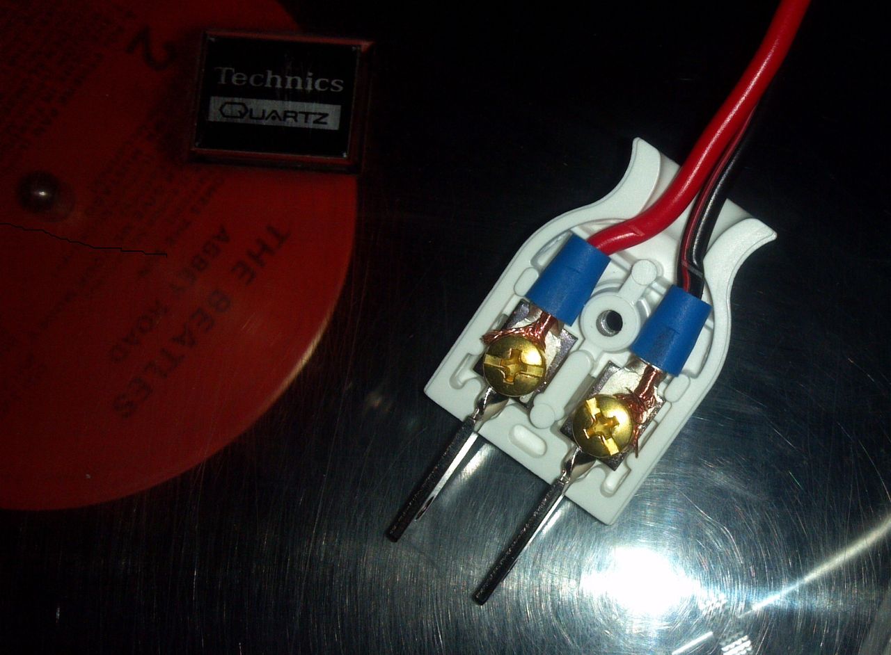 テーブルタップでスピーカーセレクター作りました Jazzとfusionを聞いてます