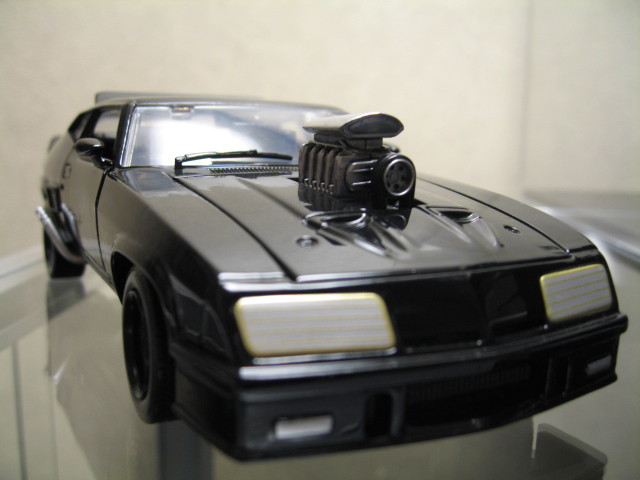 V8 インターセプター : オトナのオモチャ