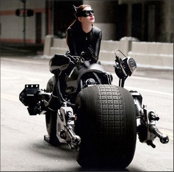 Catwoman (Anne Hathaway) on Batpod 1/3 Scale Statue : オトナ Catwoman (Anne Hathaway) on Batpod 1/3 Scale Statue : オトナ