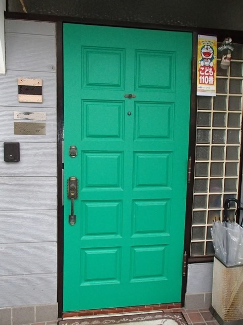 玄関ドアをもっと楽しく ディズニー鋳物レリーフの取り付け 奥沢 アサクラハウス 快適エクステリア