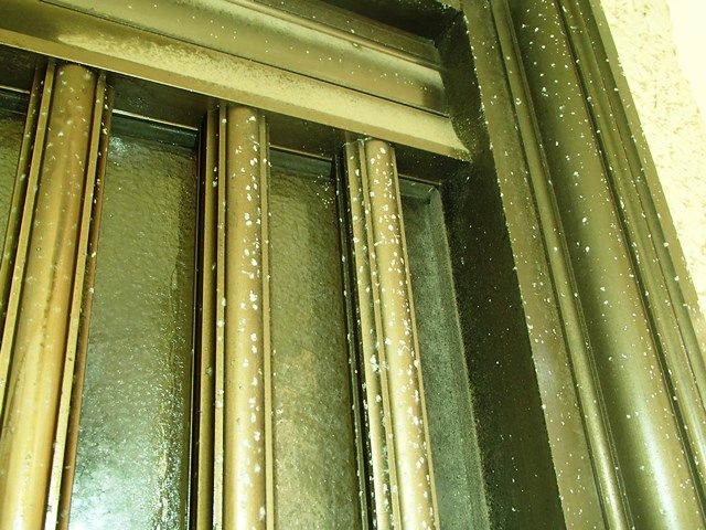 白い錆が付いたアルミ製玄関ドアのメンテナンス 窓とドアのblog アサクラハウス 奥沢窓マイスター