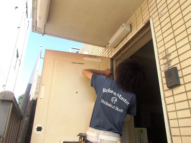 古くなったマンションの玄関ドア 専用の化粧シート貼りで簡単リフレッシュ 仕上がりの高級感は建物の資産価値を上げます 奥沢リフォームなび Blog